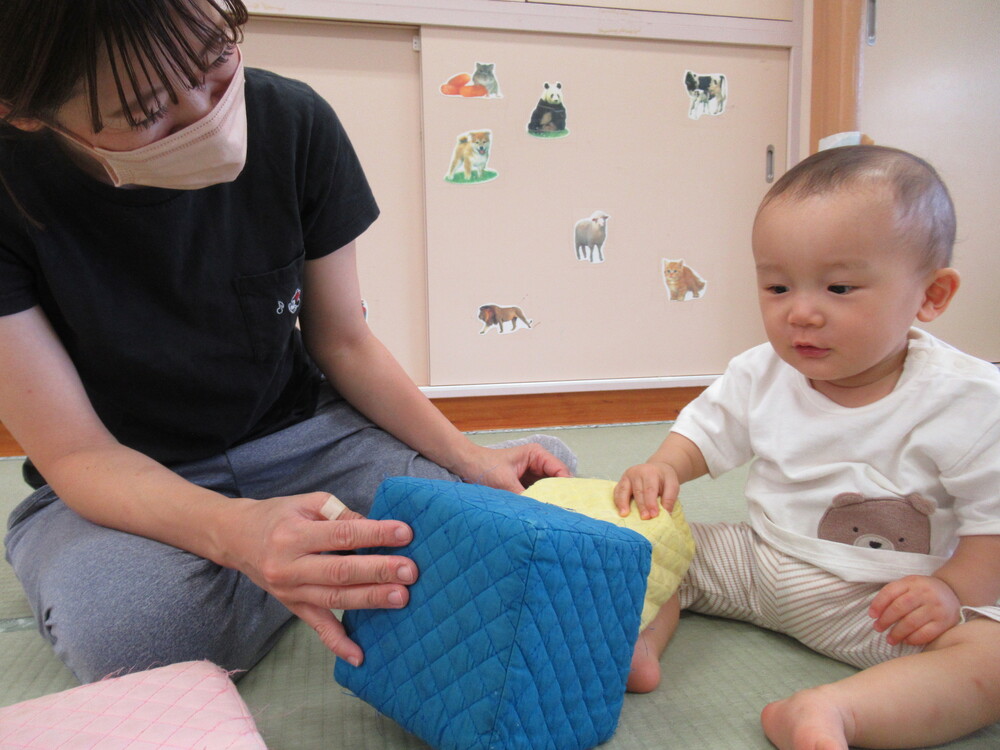園庭で遊んでいる (13)