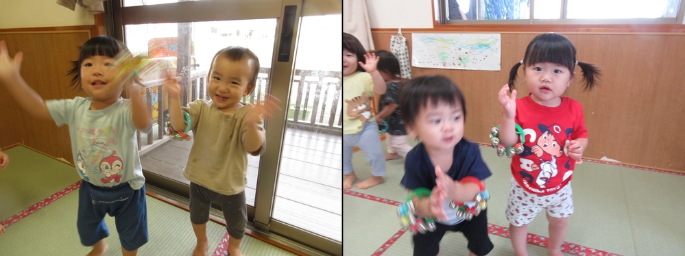 鈴で遊んでいる