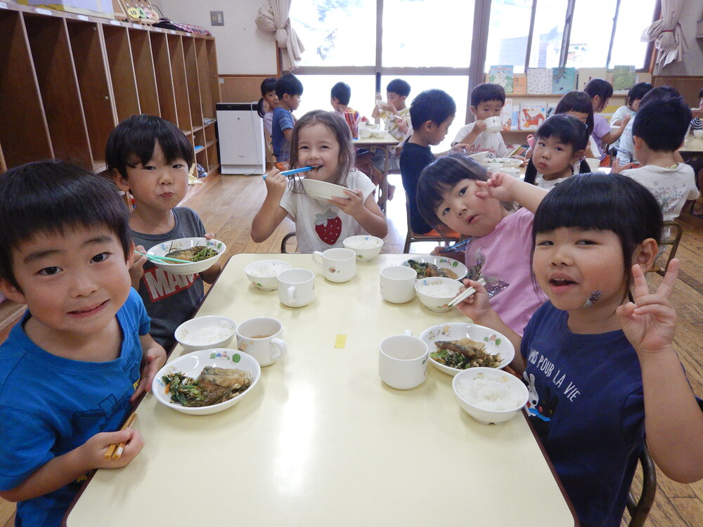 給食を食べる様子