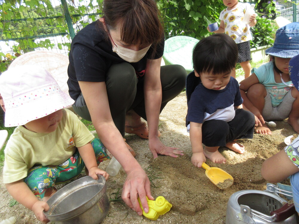 園庭で遊んでいる (5)