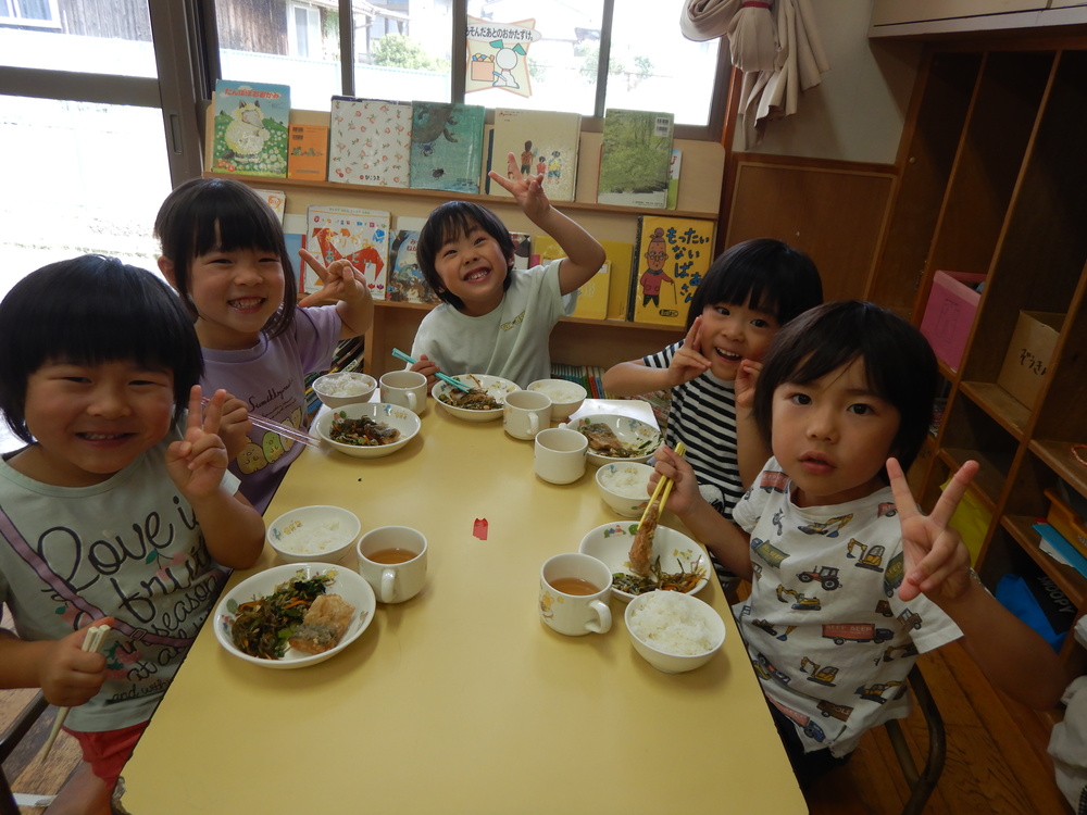 給食を食べる様子