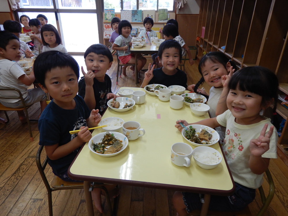 給食を食べる様子