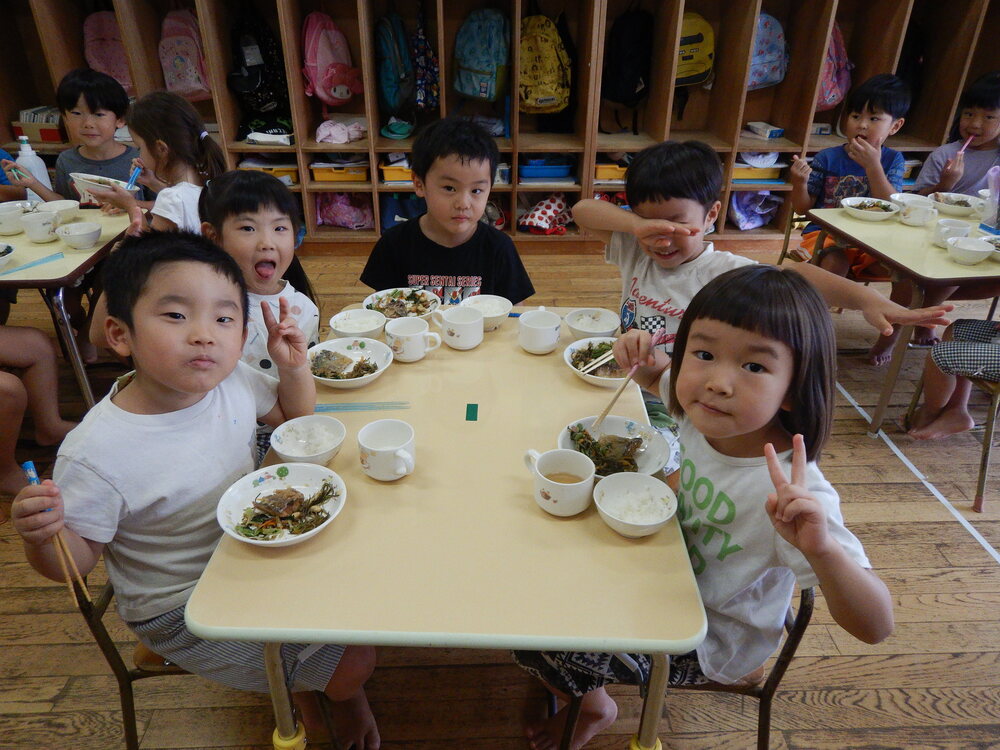 給食を食べる様子