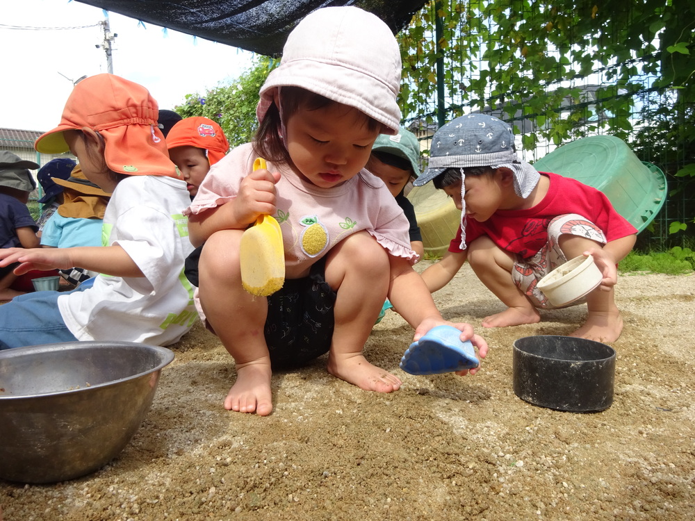 園庭で遊ぶ子ども (1)