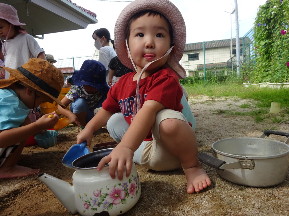 園庭で遊ぶ子ども (2)