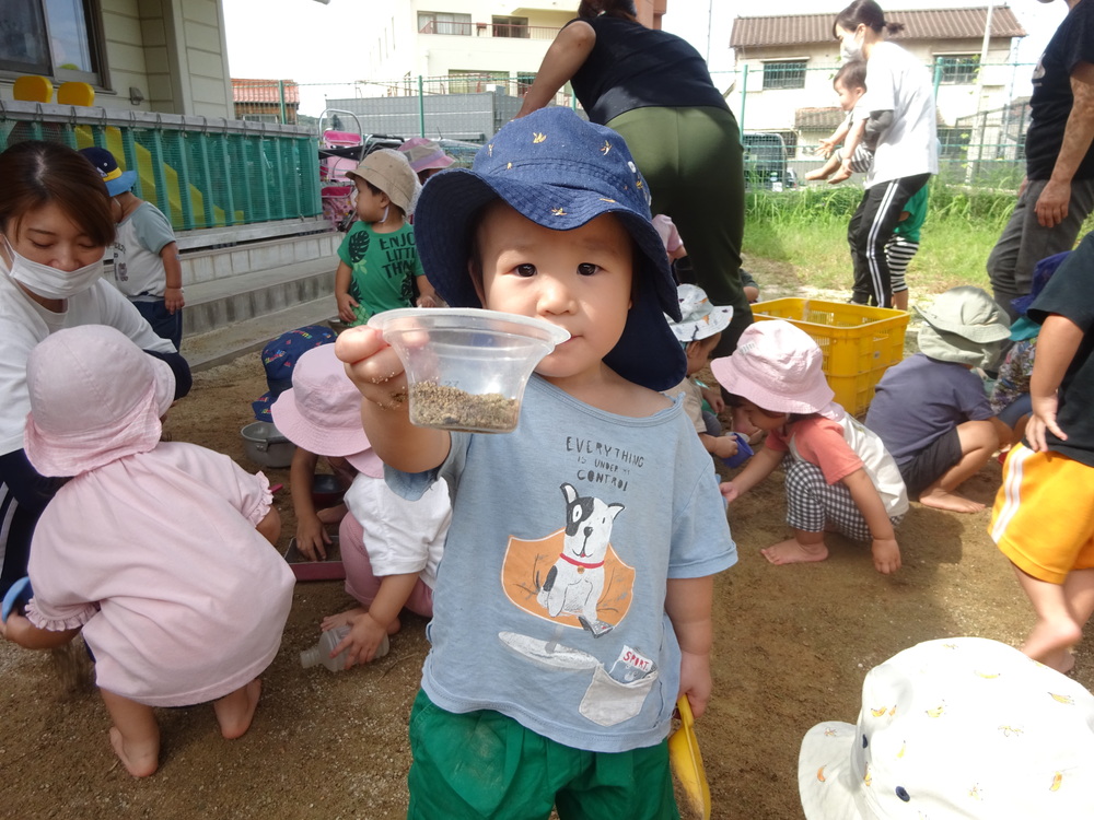 園庭で遊ぶ子ども (4)