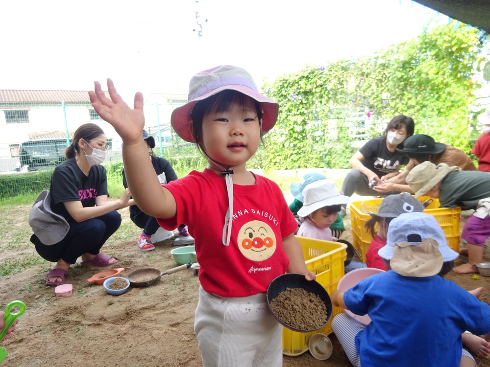 園庭で遊ぶ子ども (6)