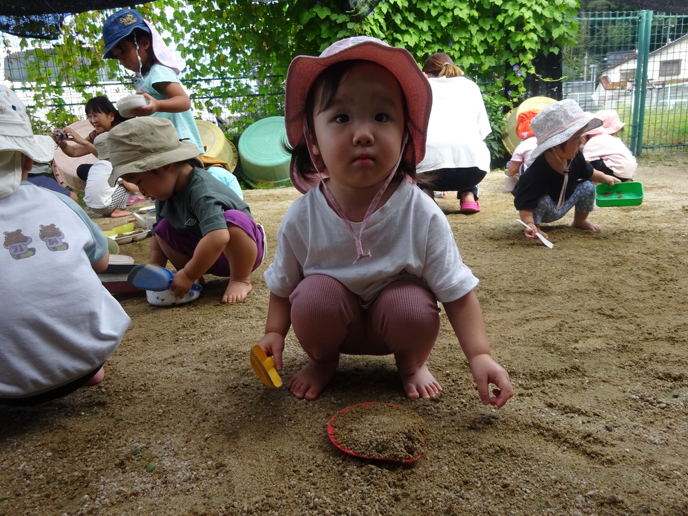 園庭で遊ぶ子ども (8)