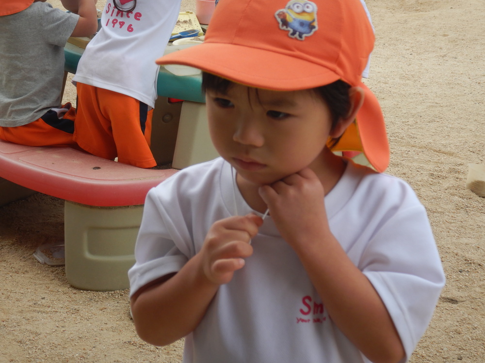 見つめる男の子