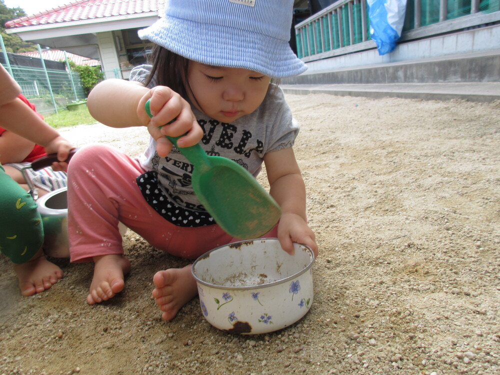 園庭遊びをしている (2)
