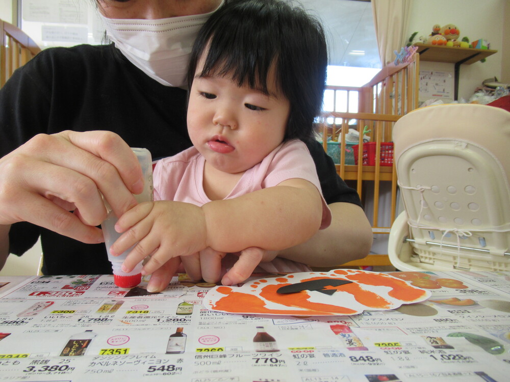 かぼちゃに顔を付けている様子 (1)