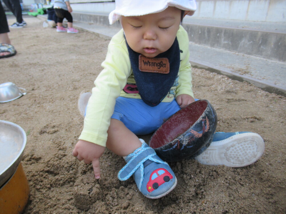 園庭で遊んでいる様子