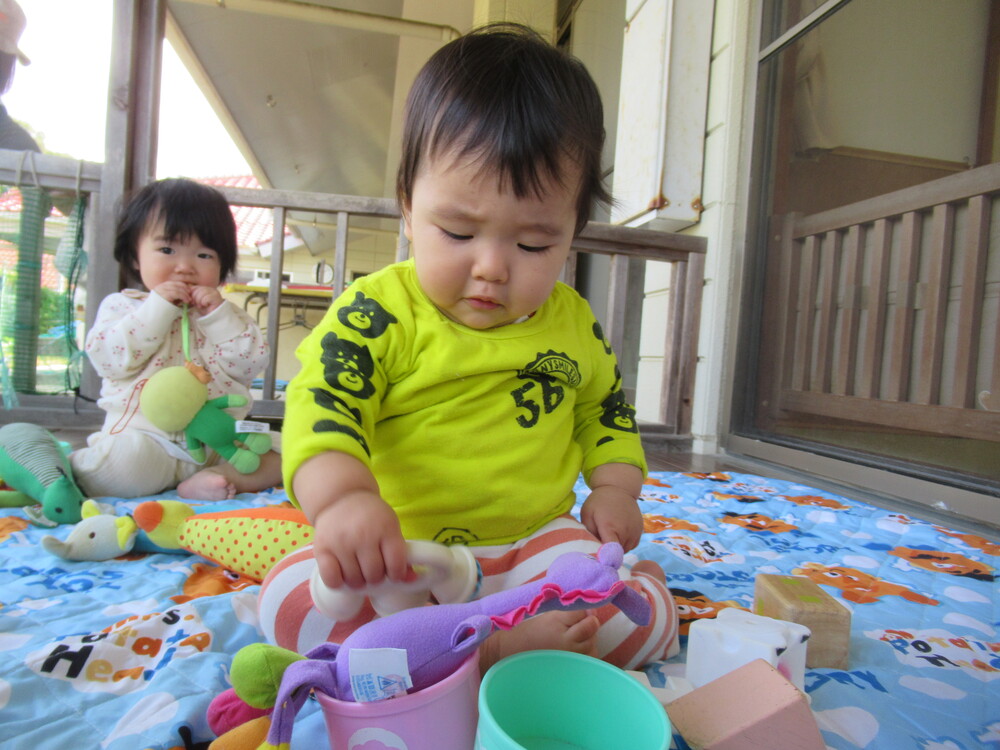 テラスで遊んでいる様子