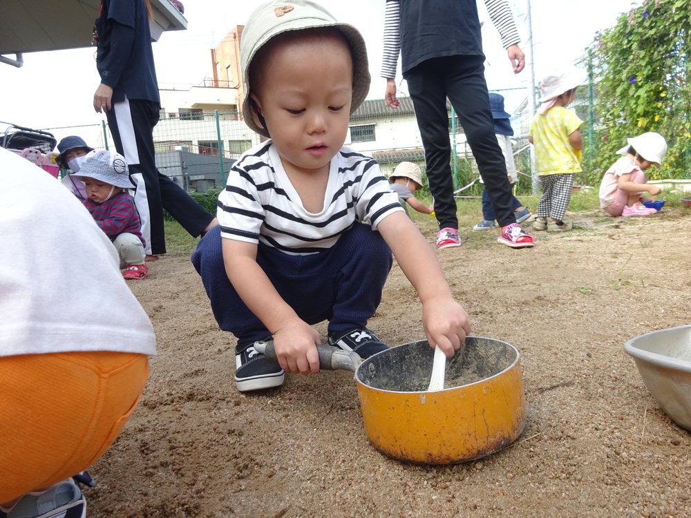 園庭で遊んでいる子ども (3)