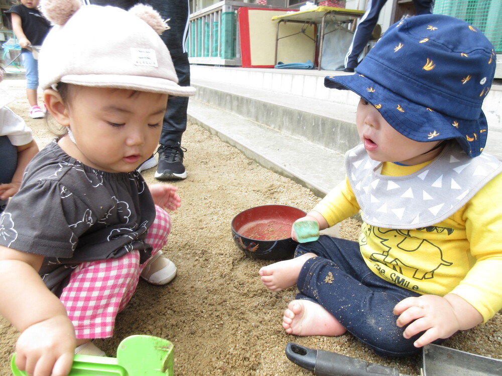 園庭遊びをしている (2)