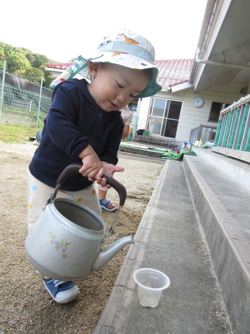 園庭遊びをしている (3)