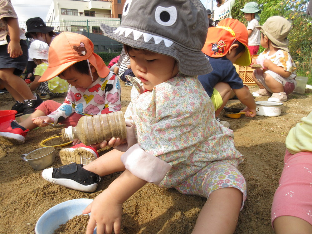 園庭遊びをしている (4)