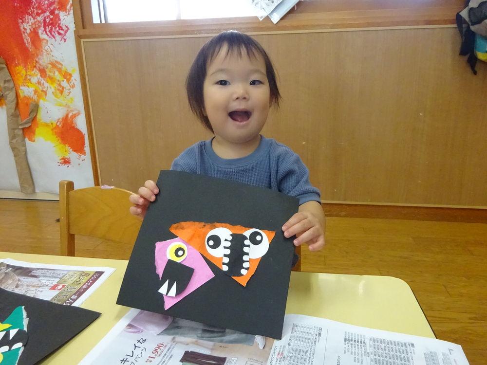 モンスターの製作をしている子どもたち (2)