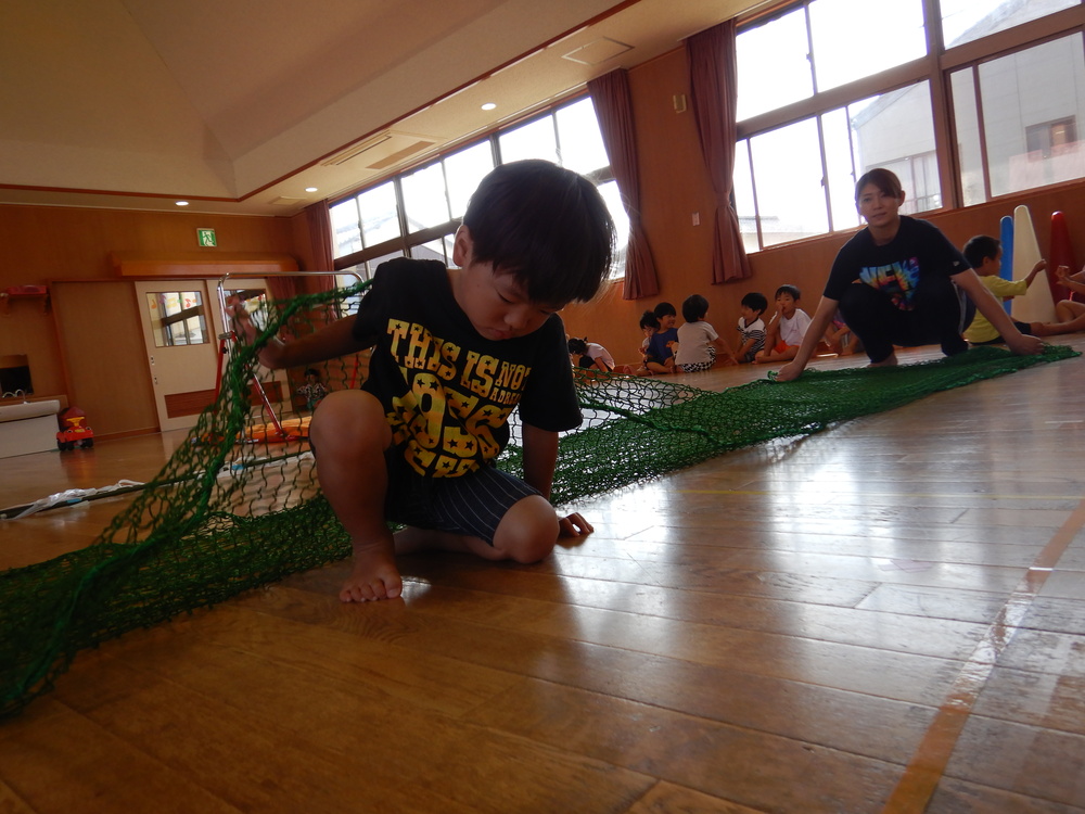網くぐりをする男の子
