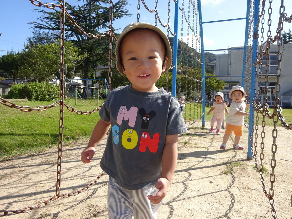 校庭で遊ぶ子ども (1)