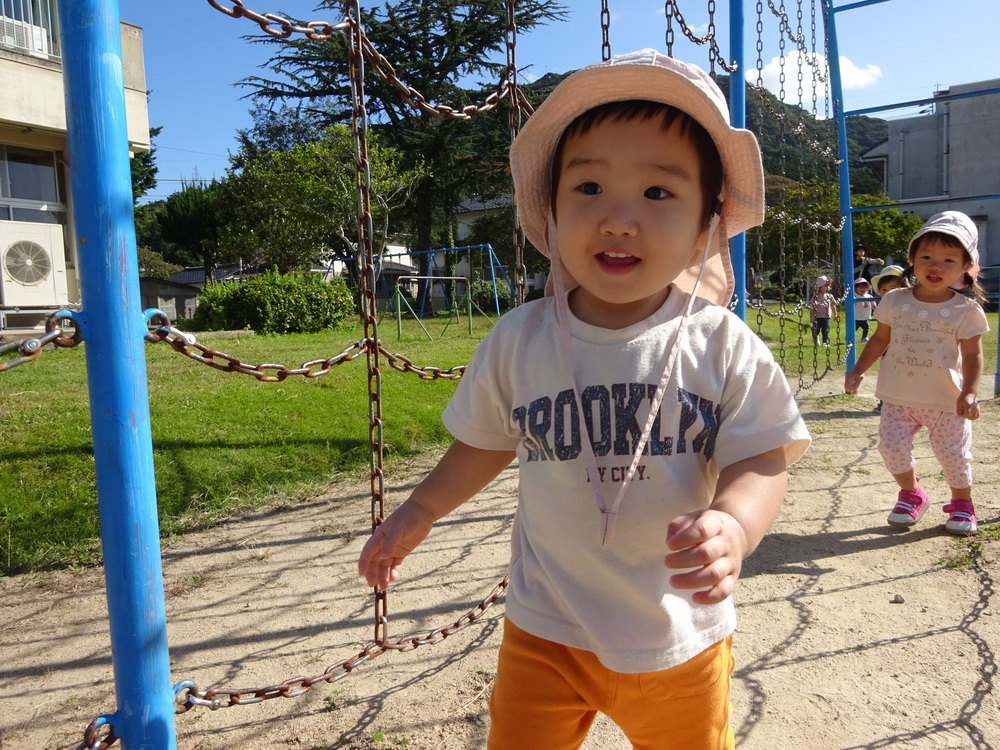 校庭で遊ぶ子ども (2)