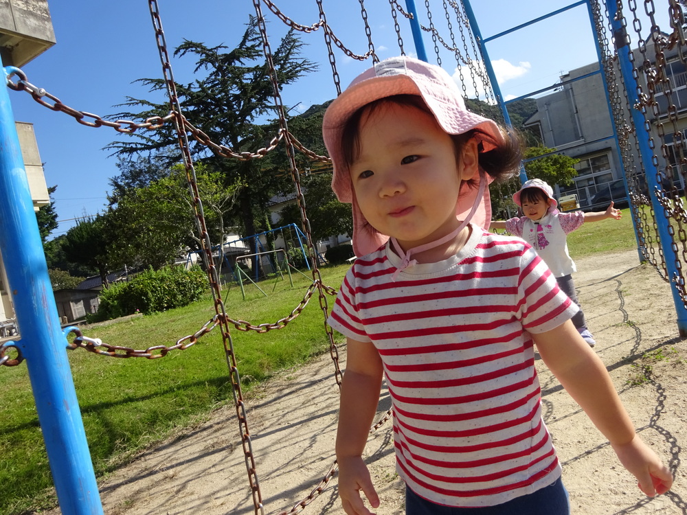 校庭で遊ぶ子ども (3)