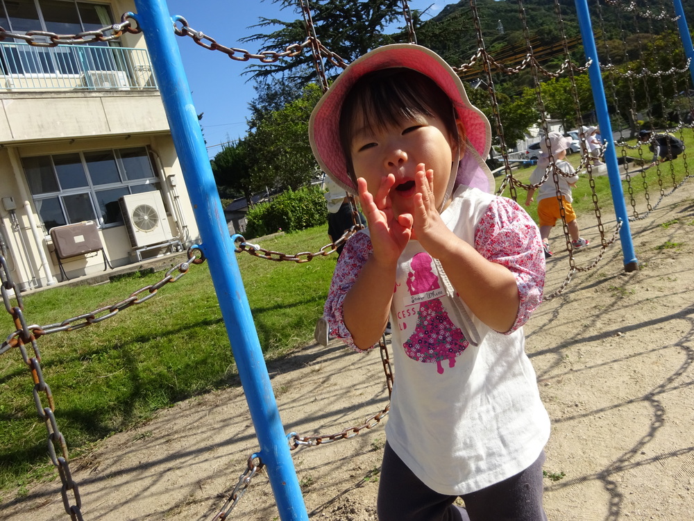 校庭で遊ぶ子ども (4)