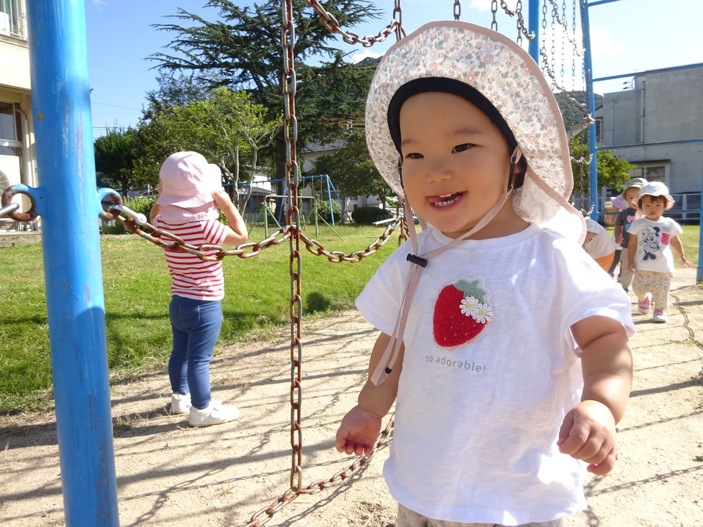校庭で遊ぶ子ども (5)