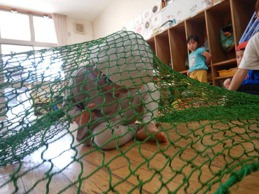 網をくぐる子ども