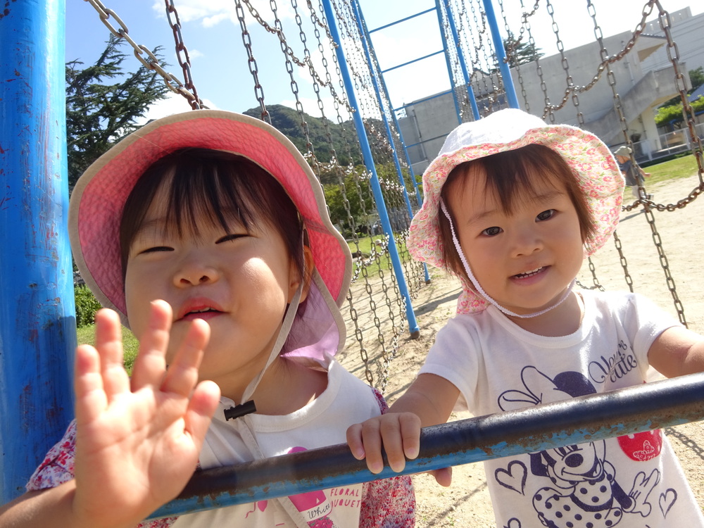 校庭で遊ぶ子ども (6)