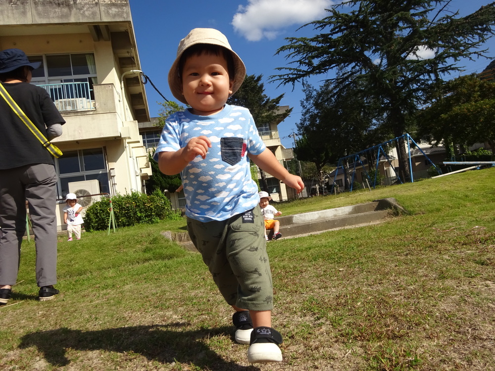 校庭で遊ぶ子ども (7)