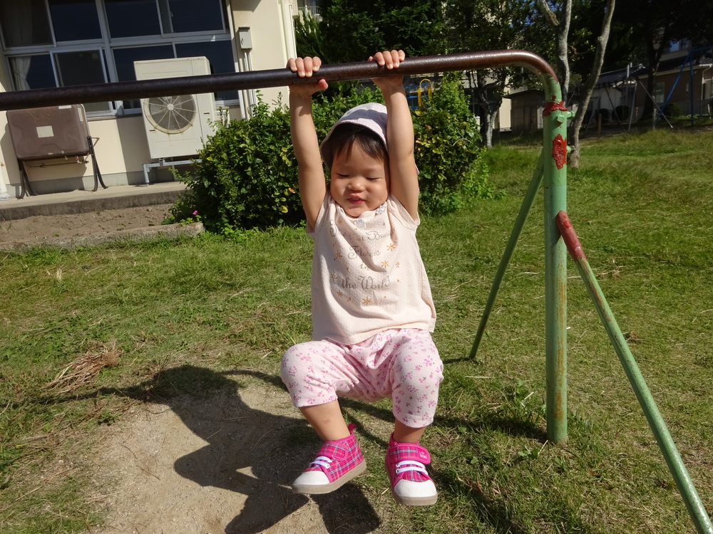 校庭で遊ぶ子ども (8)