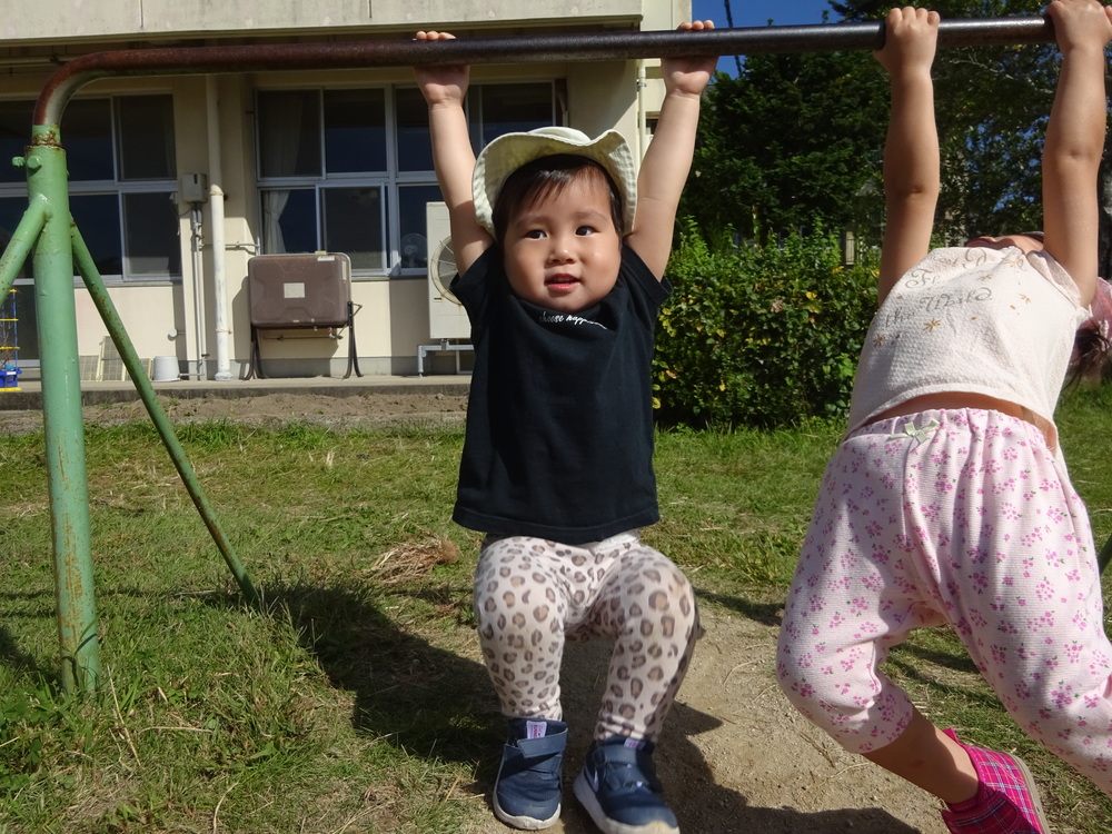 校庭で遊ぶ子ども (9)