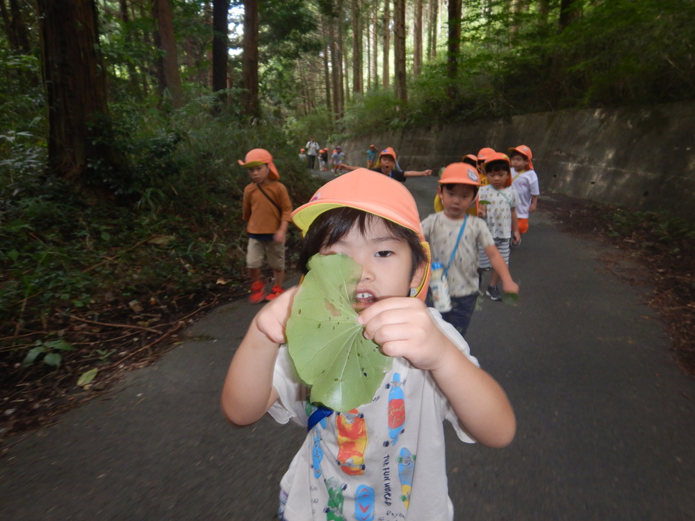 葉っぱｗｐ重ねてタンバリンに見立てる子ども