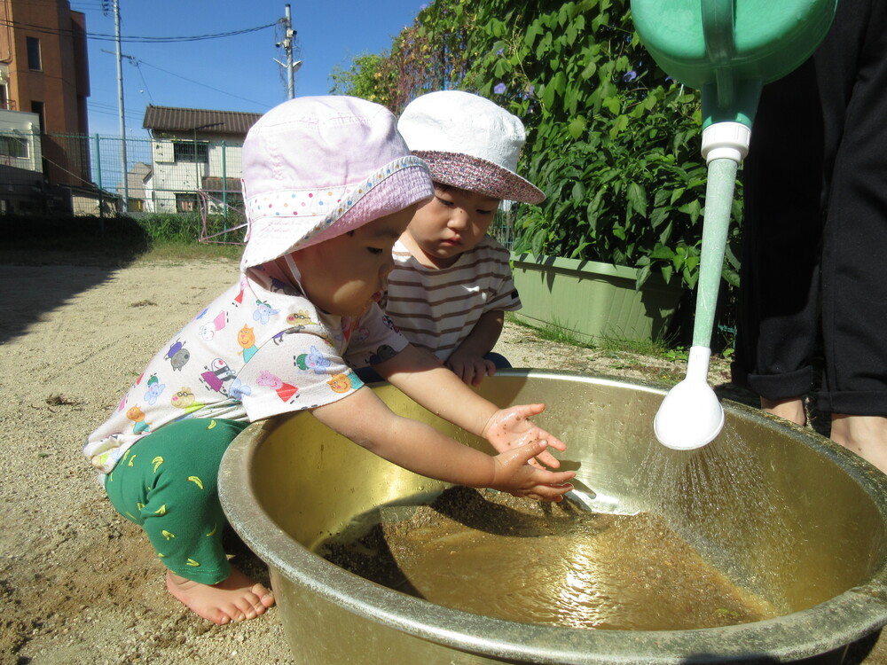 泥染め遊びをしている (5)