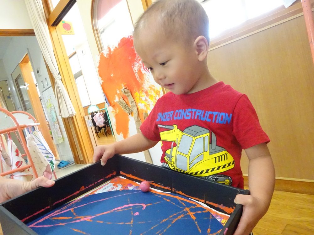 製作をする子ども２