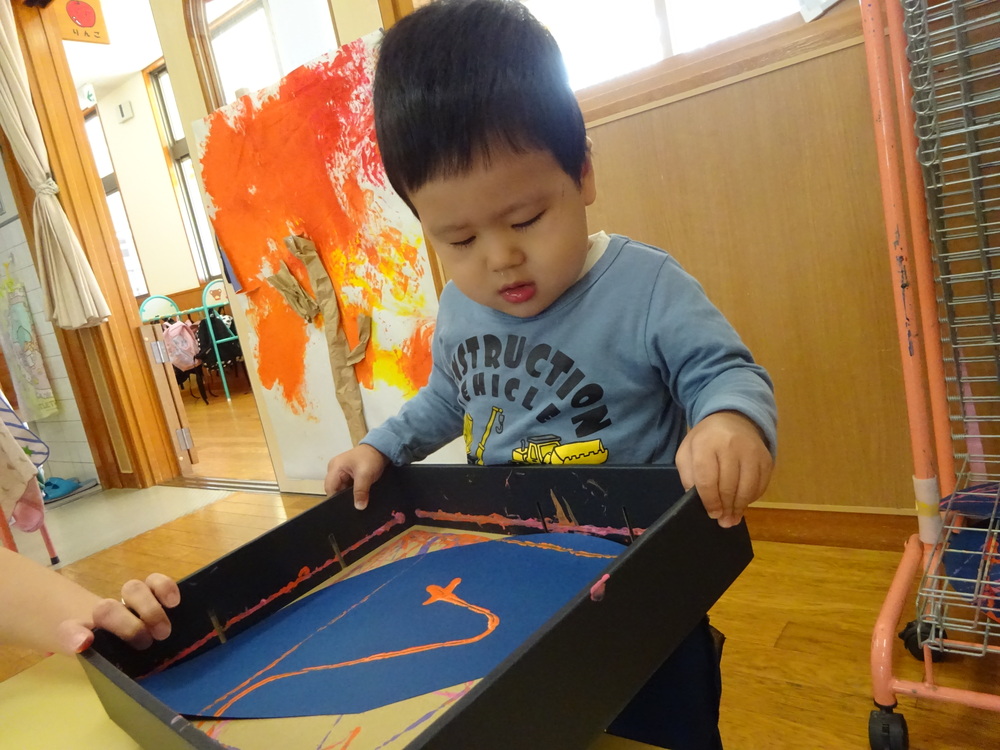 製作をする子ども４