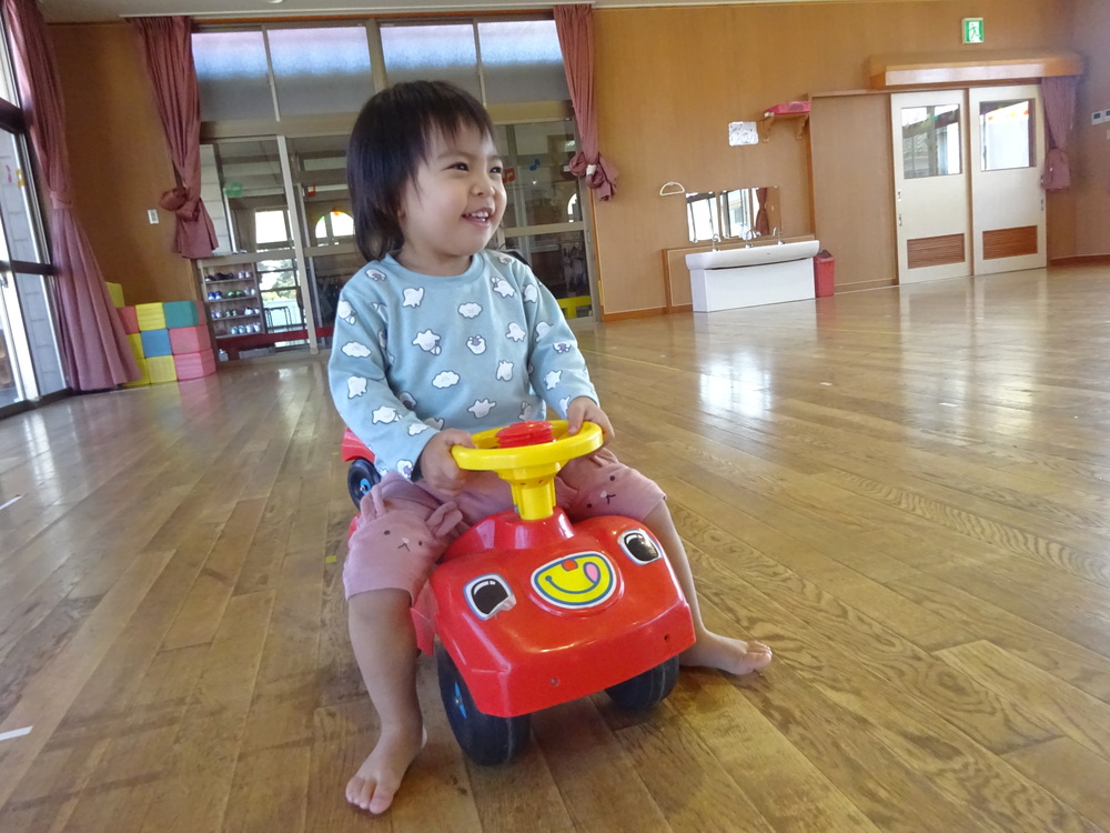 遊戯室で遊ぶ子ども１