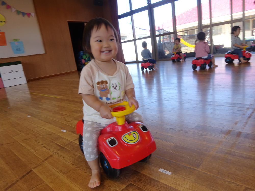 遊戯室で遊ぶ子ども３