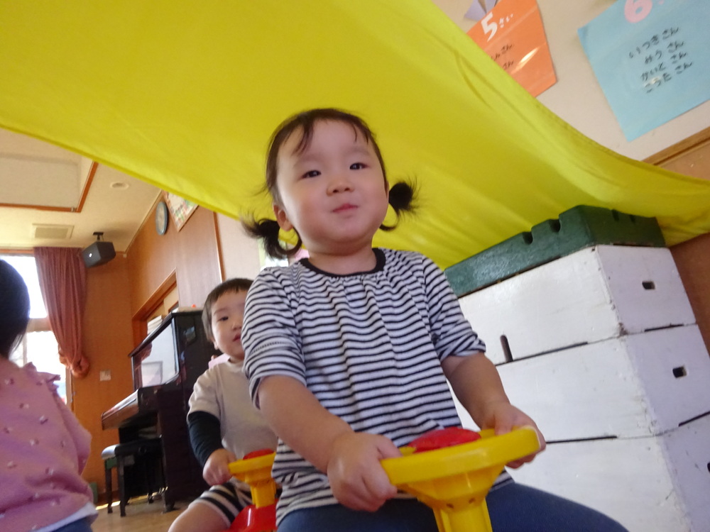 遊戯室で遊ぶ子ども４