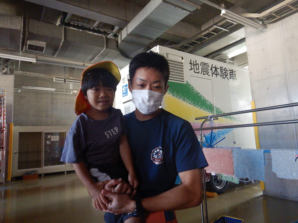 消防士さんと写真を撮る