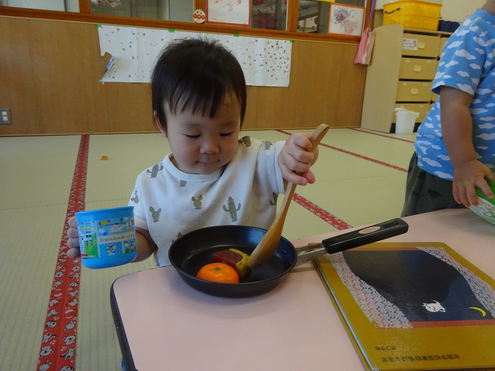 ままごとをしている子どもたち (1)
