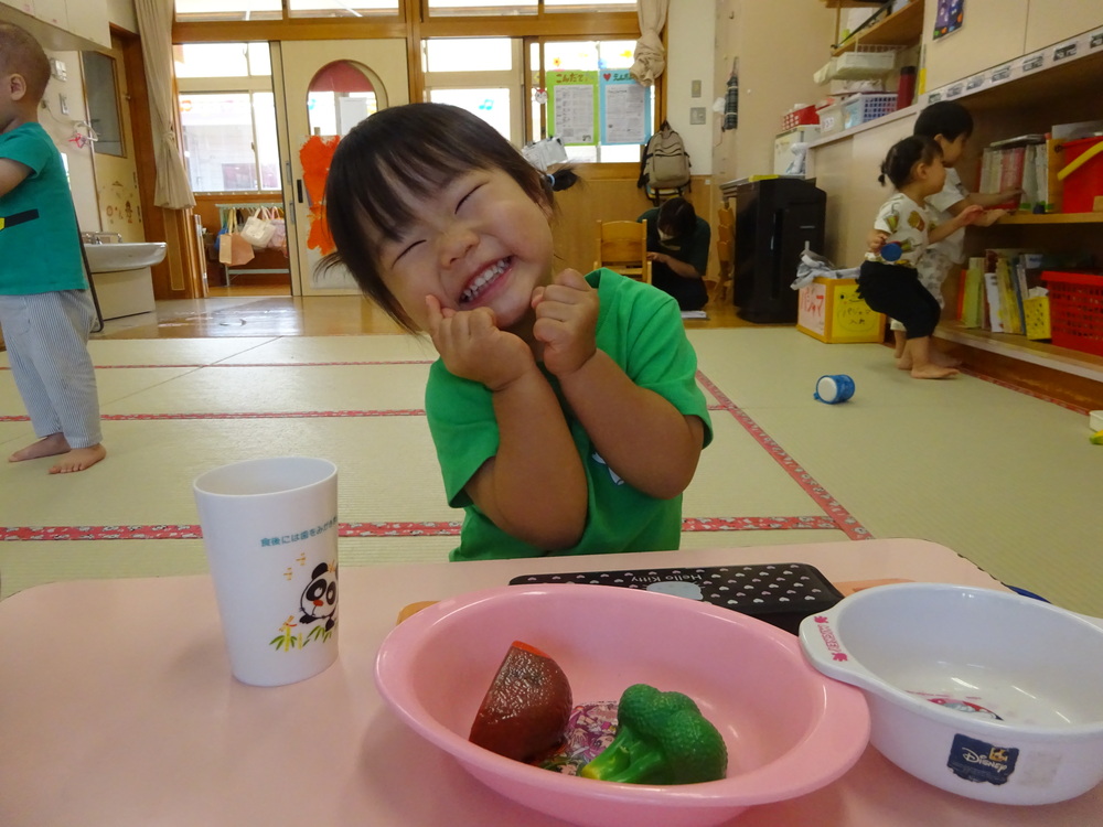 ままごとをしている子どもたち (2)
