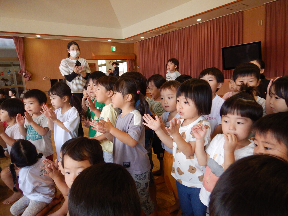 拍手をする子ども
