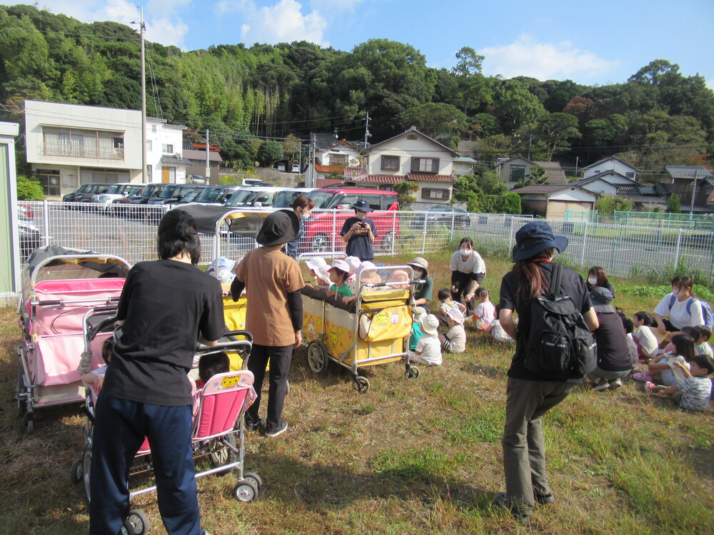 避難訓練で園庭に避難している様子