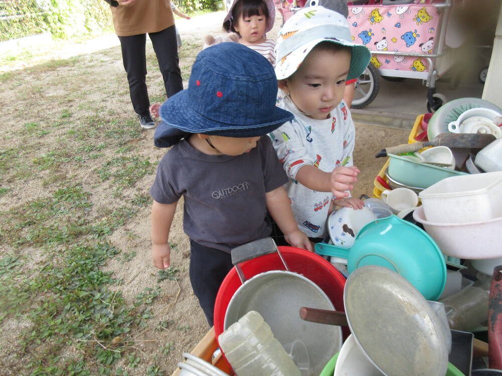 玩具を選んでいる