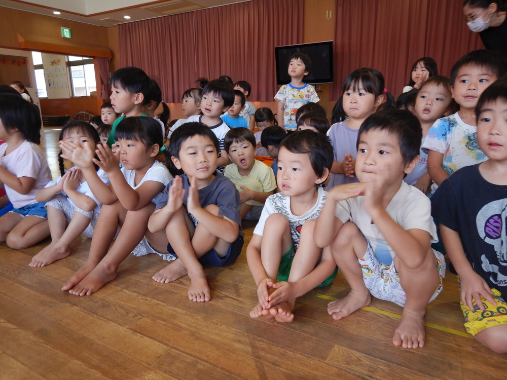 訓練の応援をする