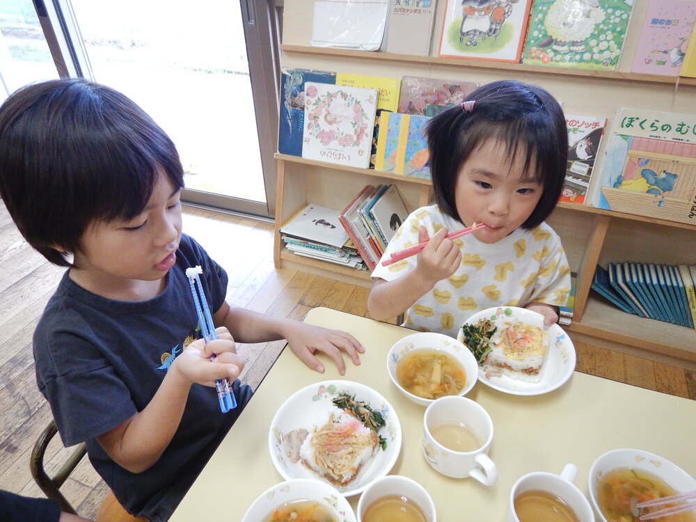 箱寿司を食べる２