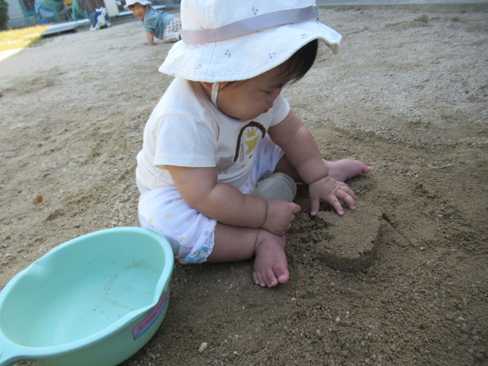 砂遊びをしている様子 (10)