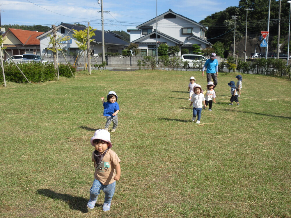 広場で遊んでいる (6)
